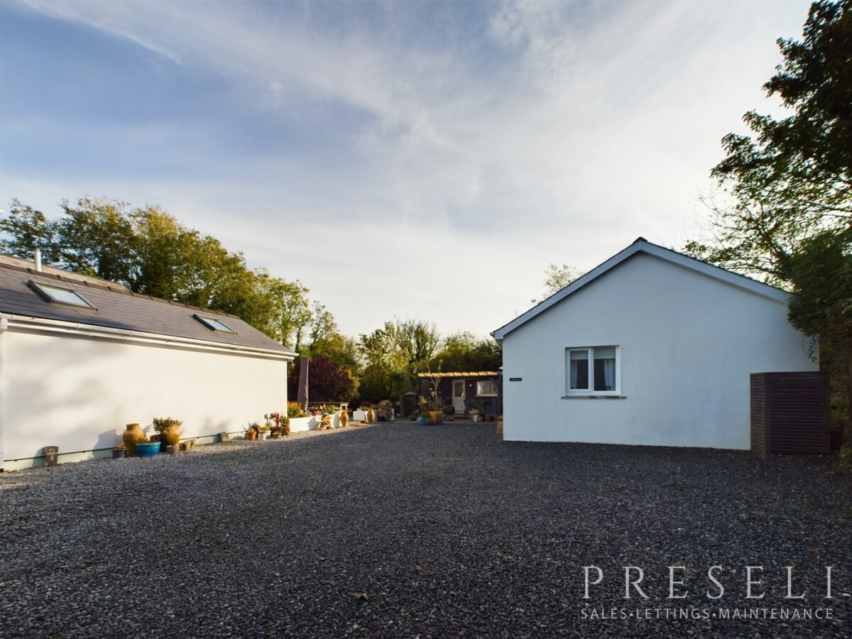 3 bedroom house with a one bedroom detached annexe