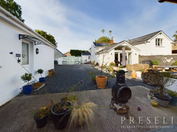 3 bedroom house with a one bedroom detached annexe