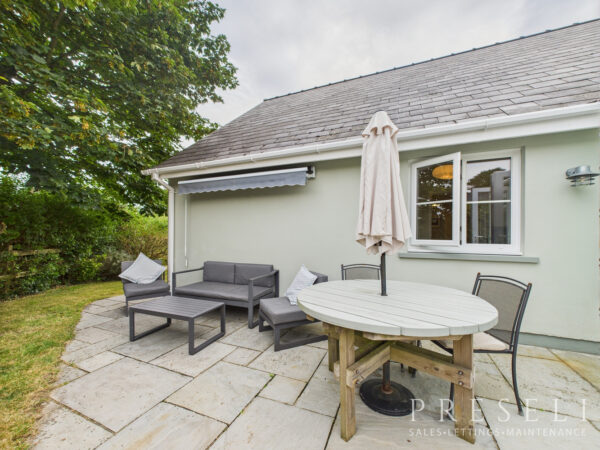 Parc Yr Eglwys, Dinas Cross