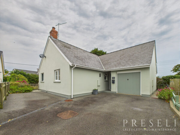 Parc Yr Eglwys, Dinas Cross