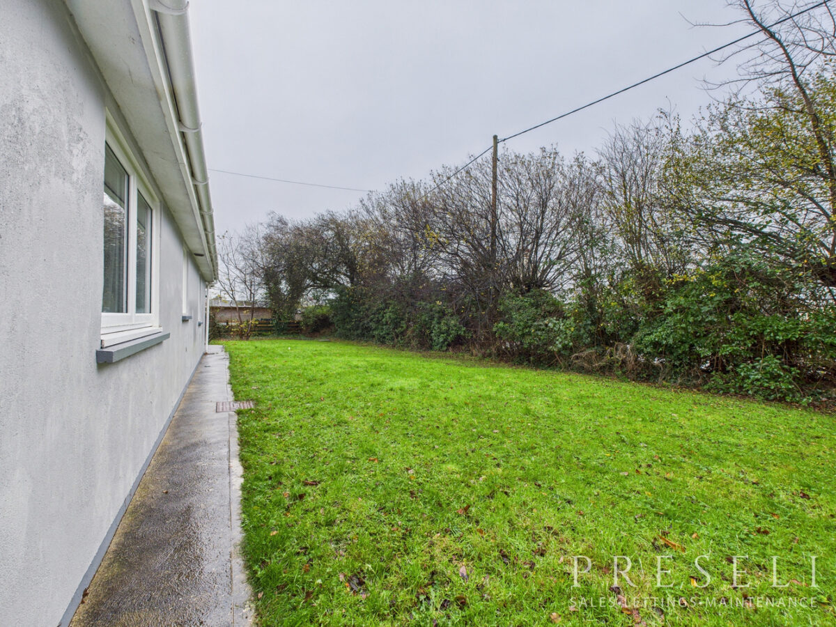 Rhos Dinas, Dinas Cross
