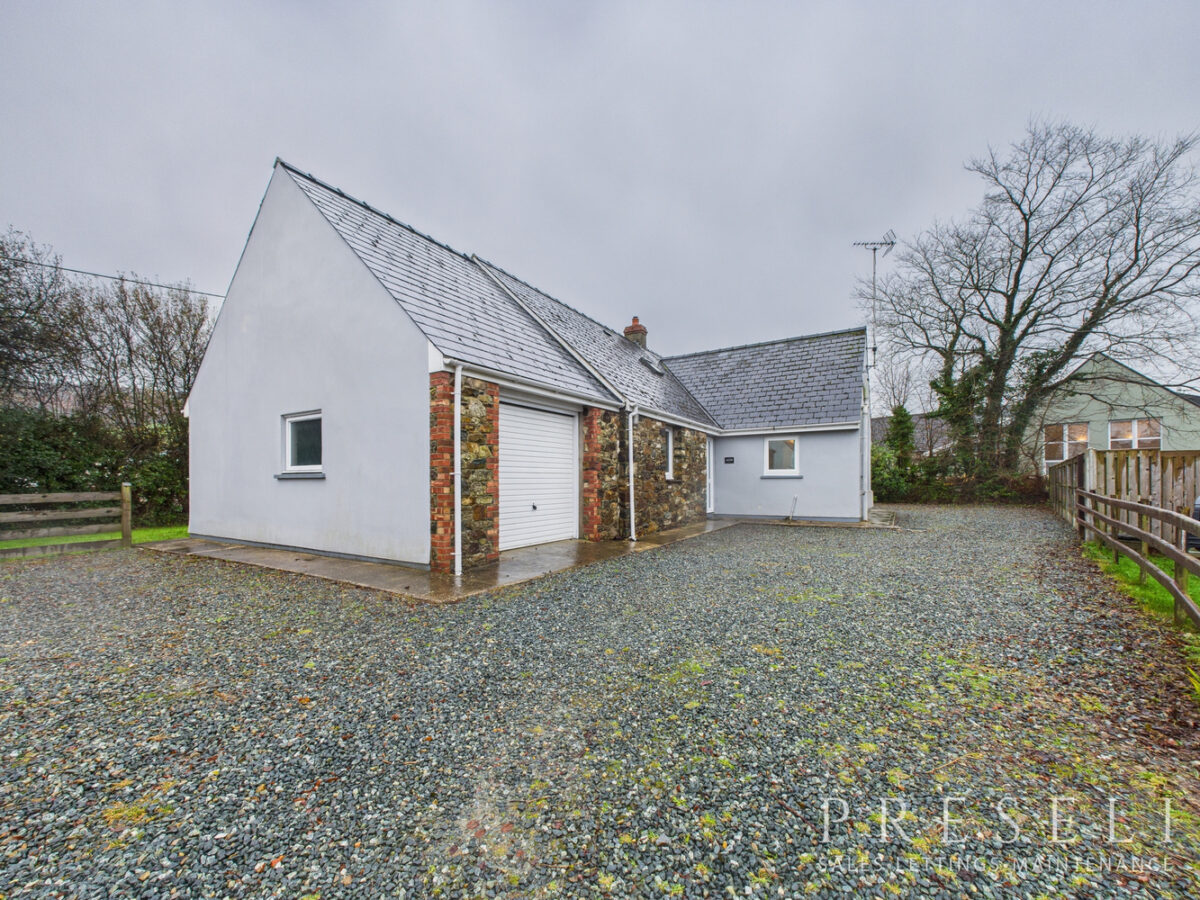Rhos Dinas, Dinas Cross